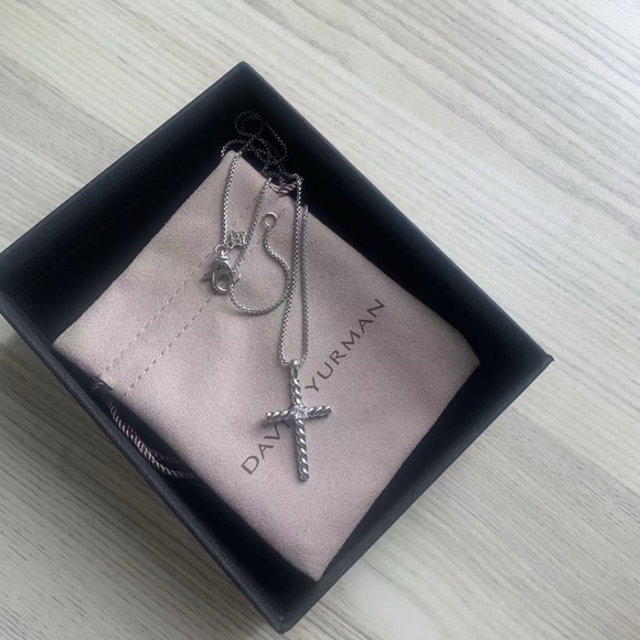 David Yurman Classic Cross Pendant, sterling silver with center diamond - Picture 9 of 9